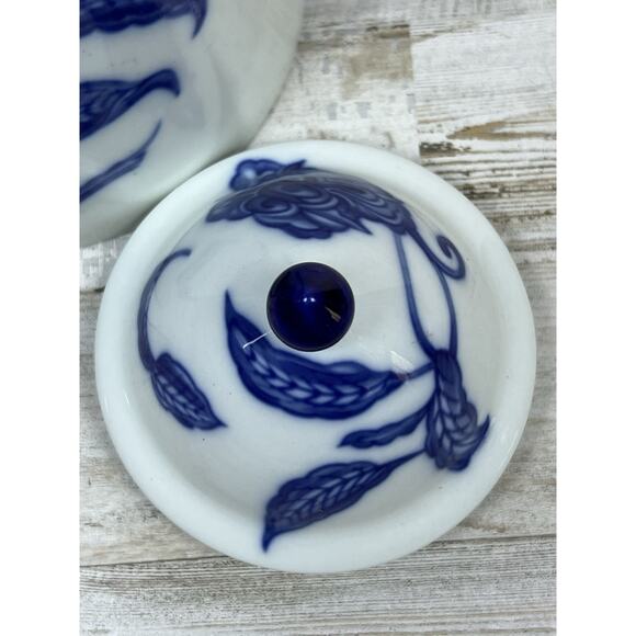 Mottahedeh Imperial Blue Porcelain Coffee Pot 10” Ming Dynasty Design - Picture 5 of 8